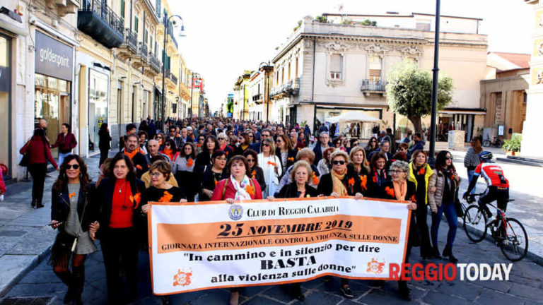 Una città in cammino e silenziosa per dire basta alla violenza sulle donne